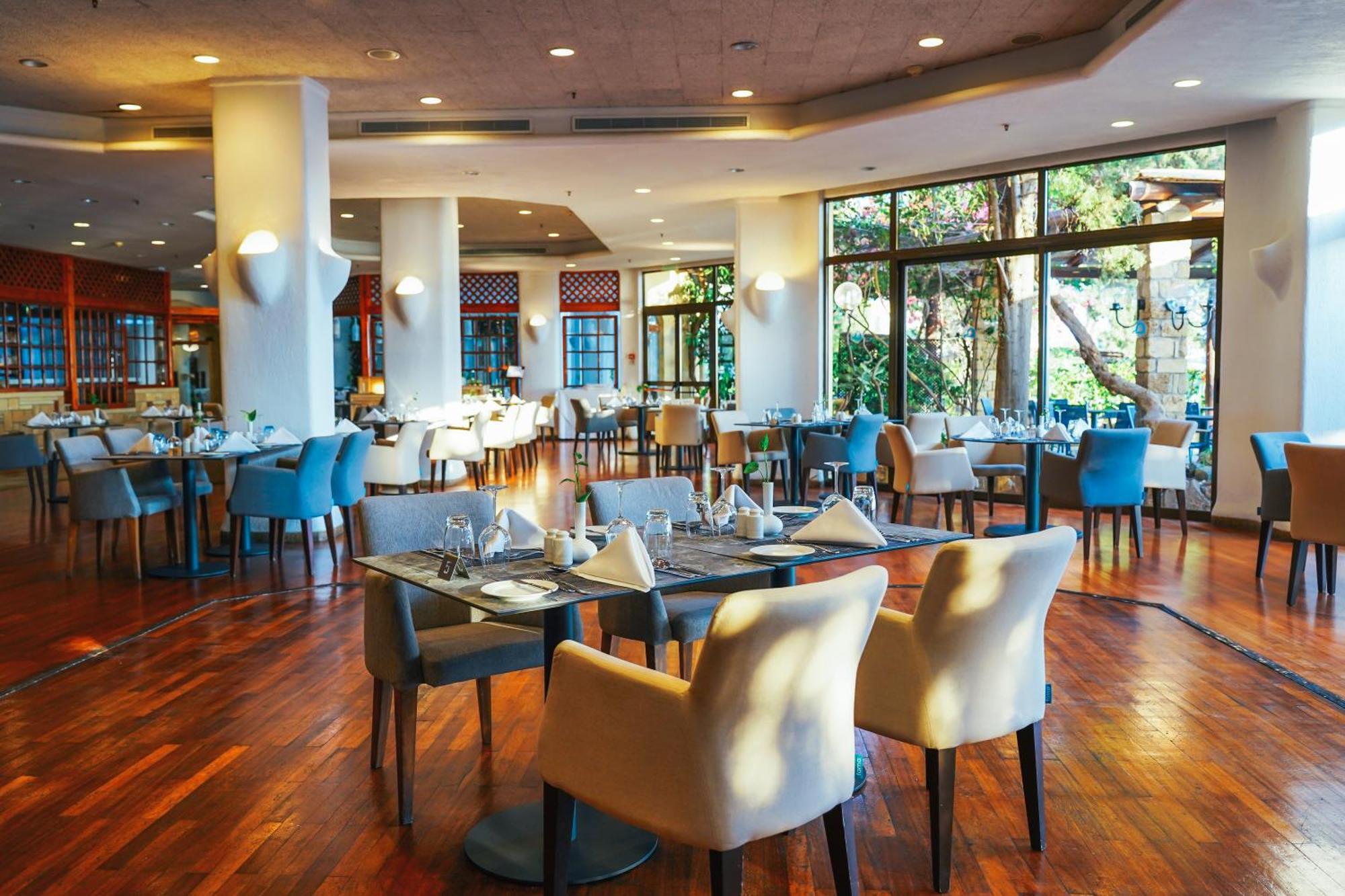 Coral Beach Hotel & Resort Cyprus Coral Bay Eksteriør billede The restaurant